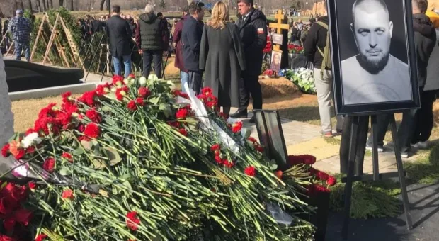 Военкора Владлена Татарского похоронили на Троекуровском кладбище