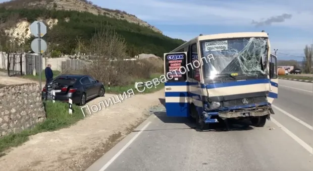 В Севастополе автобус сбил две легковые машины