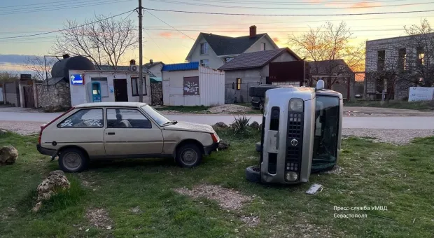 Севастопольская автоледи перевернула машину на обочине 