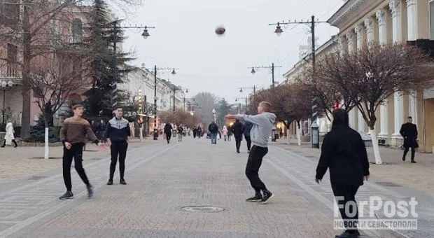Ночной волейбол на центральном проспекте столицы Крыма набирает обороты 