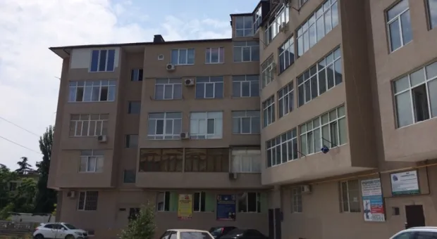 В Севастополе пайщики десять лет живут в административно-производственном здании