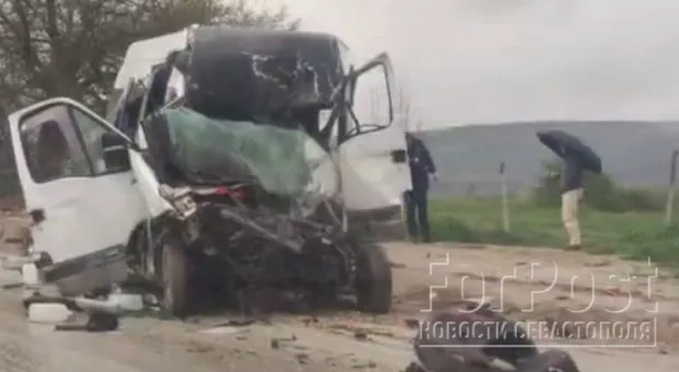 Водитель микроавтобуса скончался после столкновения с грузовиком в Севастополе