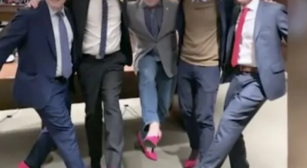 Пушков высмеял "дефиле" канадских политиков в розовых женских туфлях