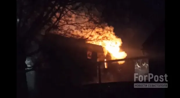 В Севастополе загорелся заброшенный и ранее горевший частный дом
