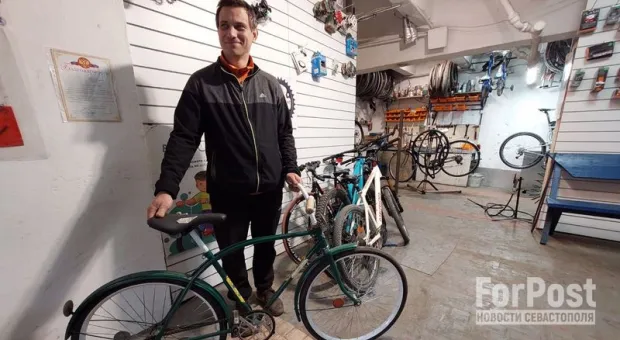 Крымчанин чинит сломанные велосипеды и дарит их детям беженцев из зоны СВО