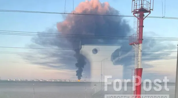 Пожар на нефтебазе под Таманью — огонь виден с двух сторон Керченского пролива