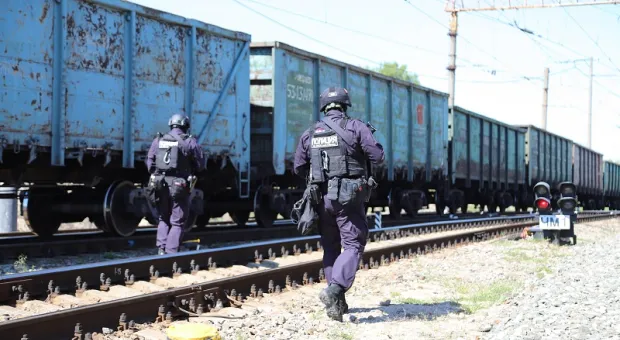 В Севастополе полиция искала опасные предметы на железнодорожных путях