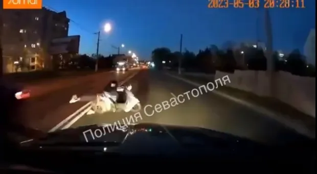 Севастопольского мопедиста побросало на дороге между иномарками
