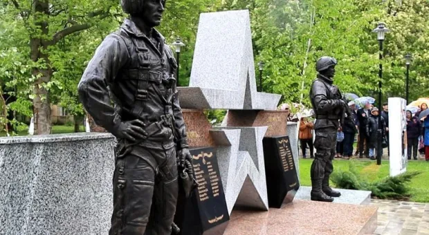 Первый памятник погибшим героям спецоперации открыли в Крыму