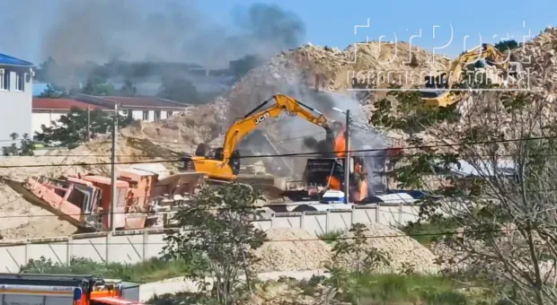 Столб чёрного дыма поднялся над Севастополем из-за пожара на камнедробилке 