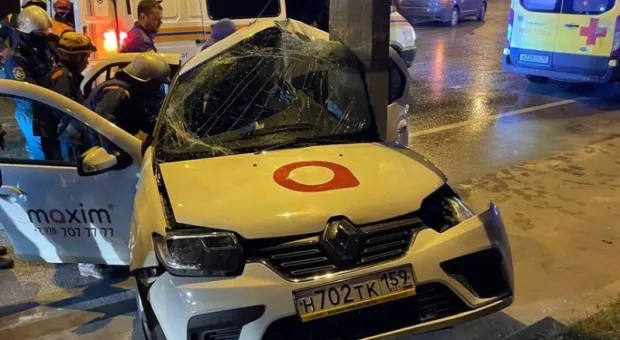 Машина такси разбилась о столб в Севастополе