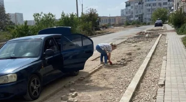 Севастопольцы забирают себе снятую дорожниками тротуарную плитку