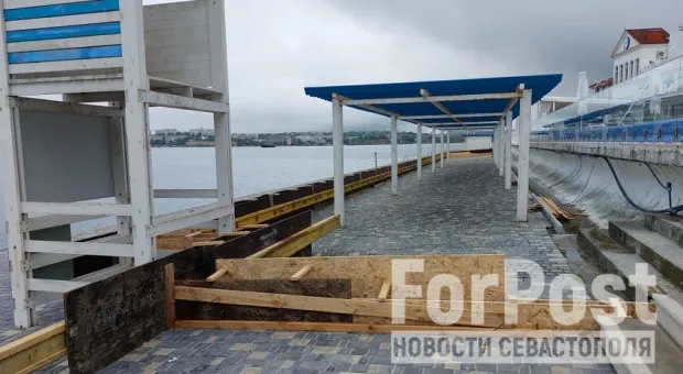 Бассейн на мысе Хрустальном в Севастополе захватывает территорию пляжа?