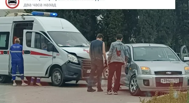 В Севастополе легковушка врезалась в машину скорой