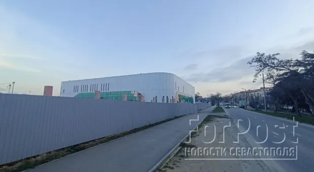 В центре Севастополя достраивают ледовую арену