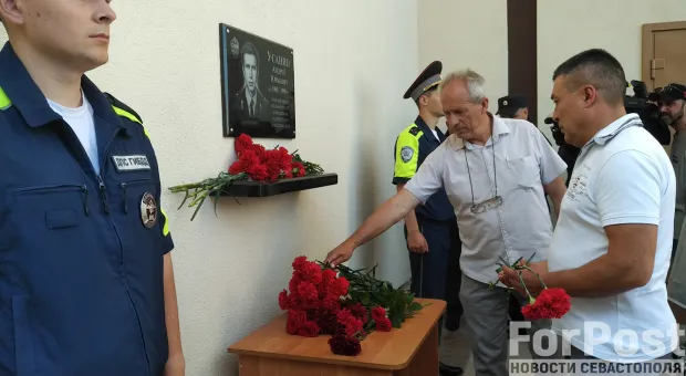 Новый глава УМВД Севастополя открыл мемориальную доску милиционеру-герою