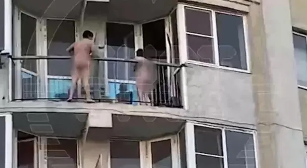 Прыгающего по балконам голого мужчину гоняли полицейский, пожарный и соседи с палками