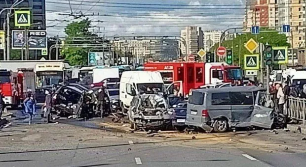 «Самосвал снес машины как кегли». 16 человек пострадали в массовом ДТП в Петербурге 
