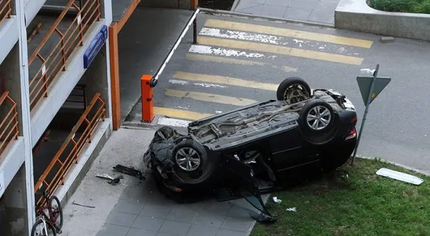 Водитель за рулём «Мерседеса» выпал с многоуровневой парковки
