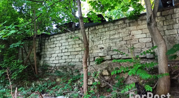 В центре Севастополя обнаружилась еще одна аварийная стена