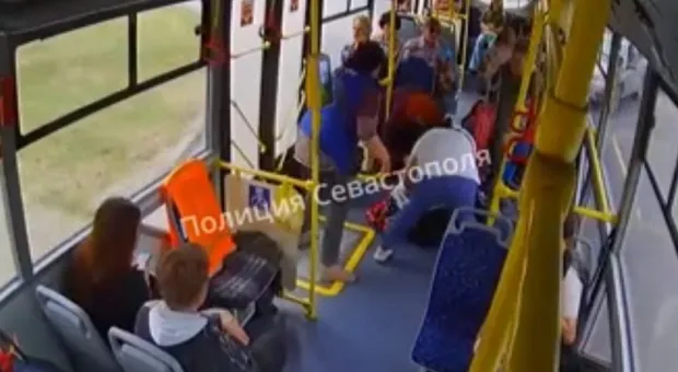 В севастопольском троллейбусе ребенок упал вместе с коляской