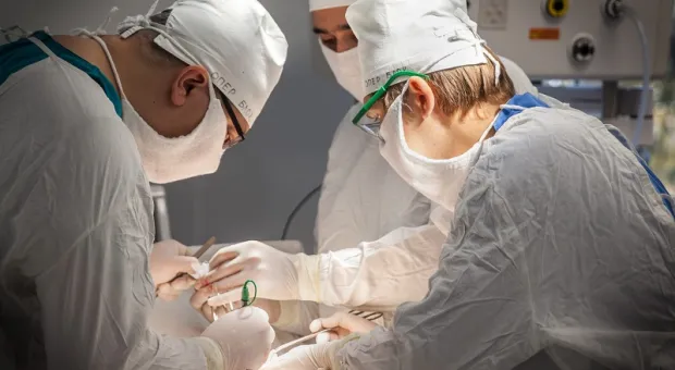 Крымские врачи удалили гигантскую опухоль во время редкой операции