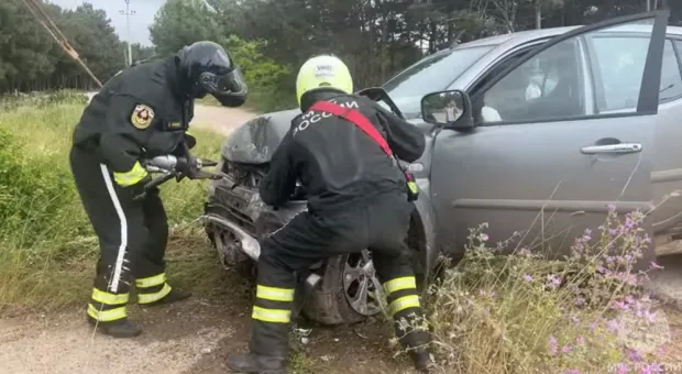 Севастопольские спасатели показали, как вызволяли женщину из разбившегося автомобиля 