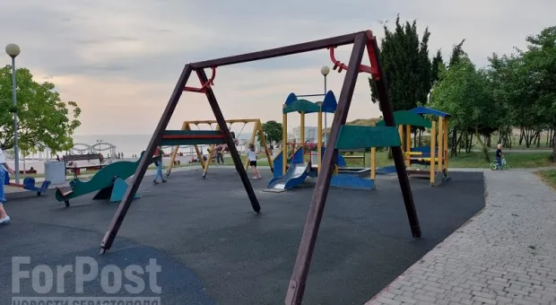 В Севастополе вандалы и власти оставили детей без качелей