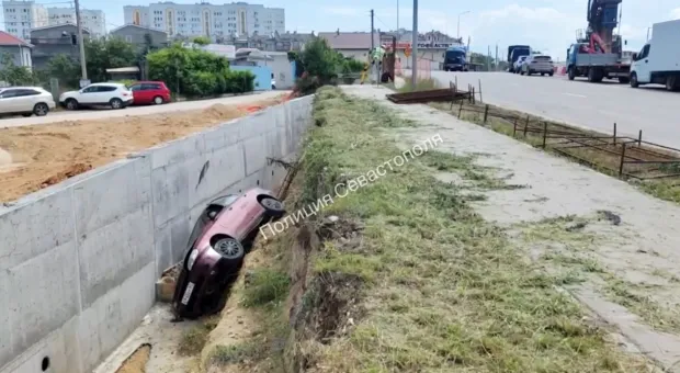 В Севастополе машина вылетела с дороги и упала в ров