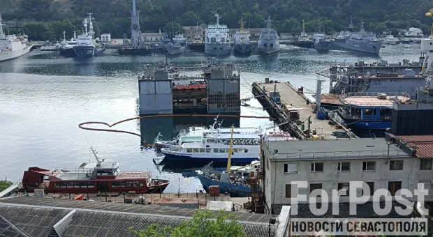 В Севастополе затонул плавдок с судном