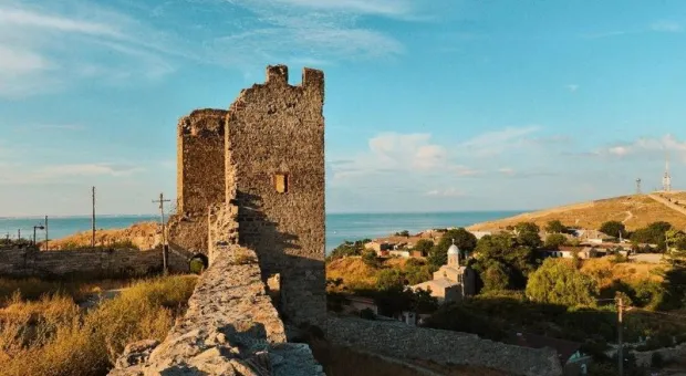Туристка испытала культурный шок при виде застройки генуэзской крепости в Крыму