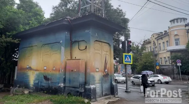Полотна Айвазовского осыпаются на фасадах столицы Крыма