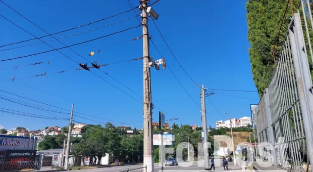 Жители боятся новых падений бетонных столбов в Севастополе