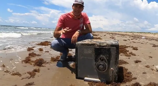 Мужчина нашёл на пляже сейф со странным содержимым