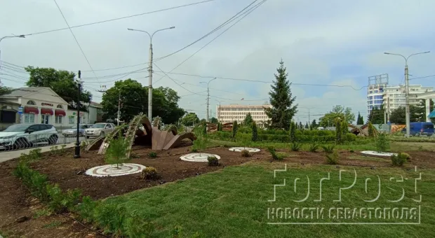На площади Восставших в Севастополе появились «пауки» и «куриные лапки» 