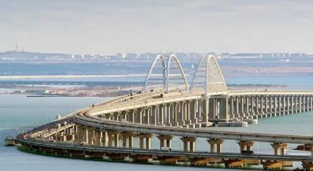 Движение на Крымском мосту остановлено из-за крылатой ракеты