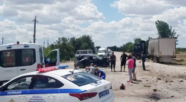 Легковушка пострадала сразу от двух грузовиков на дороге в Крыму 