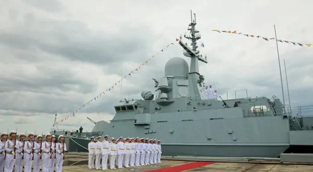 В Керчи подняли флаг на новом военном корабле