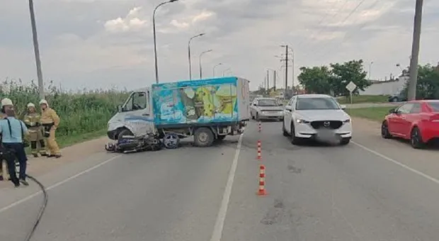 На востоке Крыма водитель мотоцикла погиб под колёсами вылетевшего на него фургона