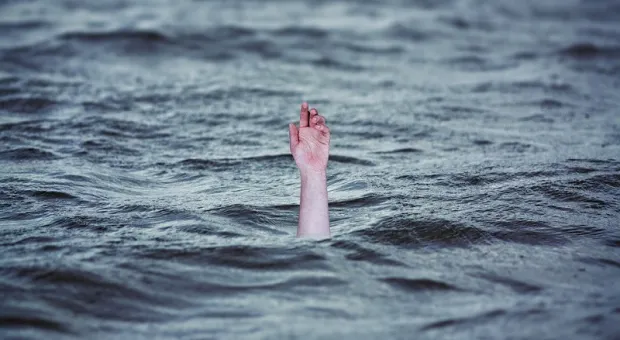 У Памятника затопленным кораблям в Севастополе утонула пожилая женщина