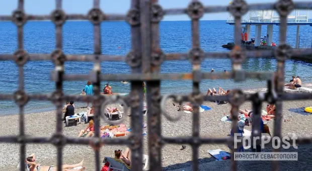 Отдыхающих на одном из крымских пляжей закрыли на замок