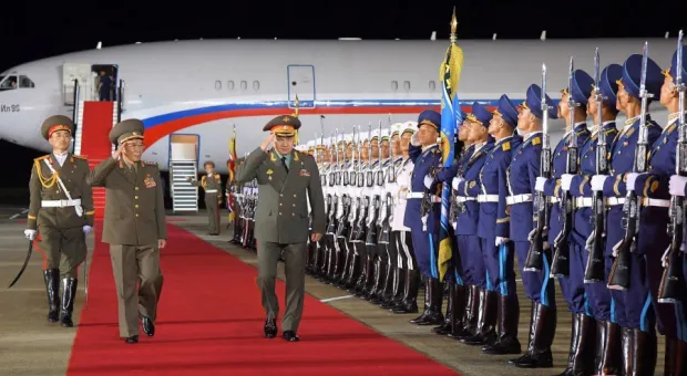 Северная Корея встретила Шойгу цветами и «боевым приветом»