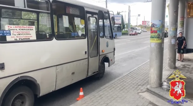 В Севастополе 15-летний подросток попал под автобус из-за наушников и невнимания