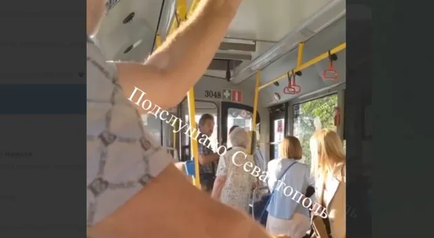В Севастополе пассажиры троллейбуса оказались заложниками обрыва контактной сети