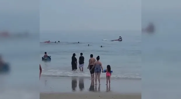 На людном пляже разбился самолёт