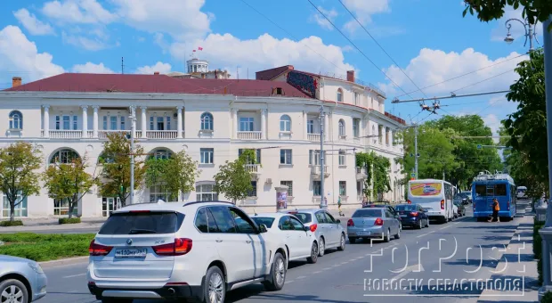 В Севастополе над площадью Ушакова возникло красно-синее заклятье 