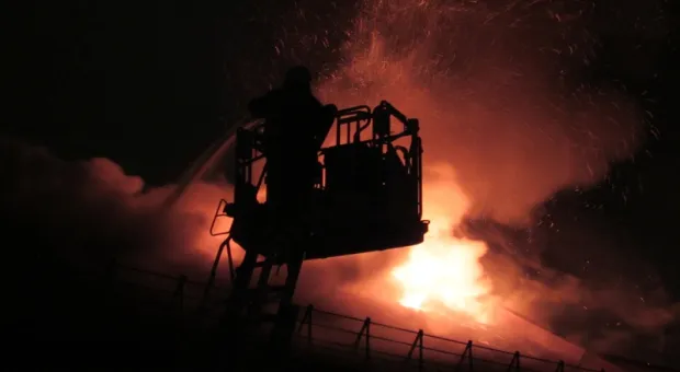 На ночном пожаре в девятиэтажке столицы Крыма спасли восемь человек