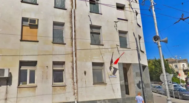 Бывшее здание полиции в Севастополе внезапно оказалось жилым многоквартирным домом