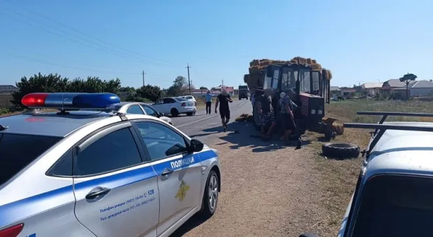 На западе Крыма легковушка разбилась о стоявший на обочине трактор
