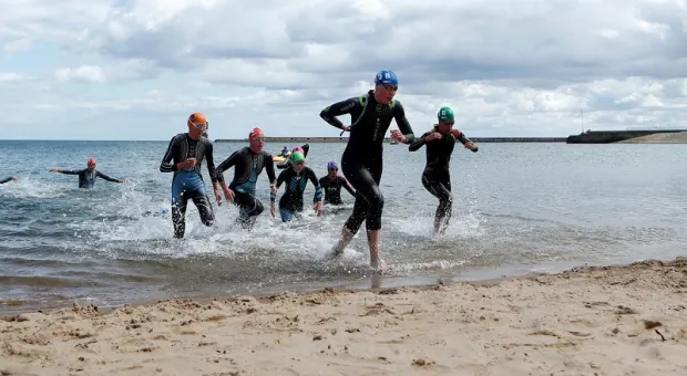Десятки спортсменов подхватили диарею после заплыва около берега Британии